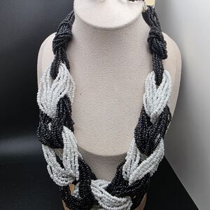 Elegant Black and White Seadbead Beaded Necklace (1548)